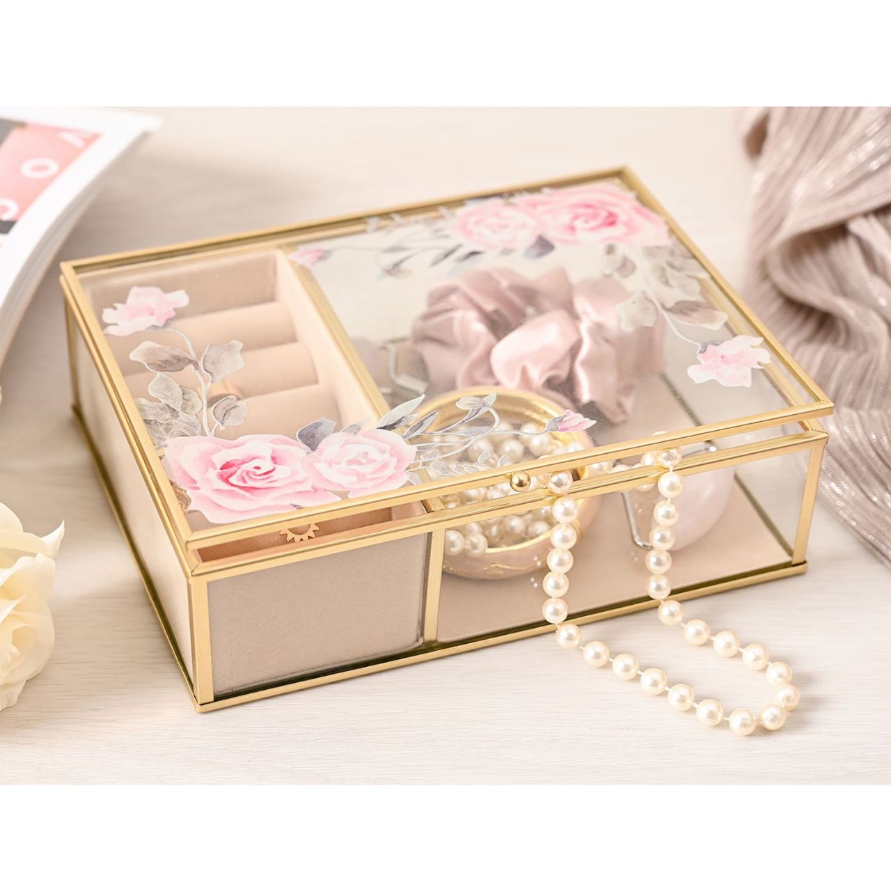 Keep jewellery safe and looking splendid with this Large Classic Floral Glass Jewellery Box, from the SOPHIA Classic Collection.