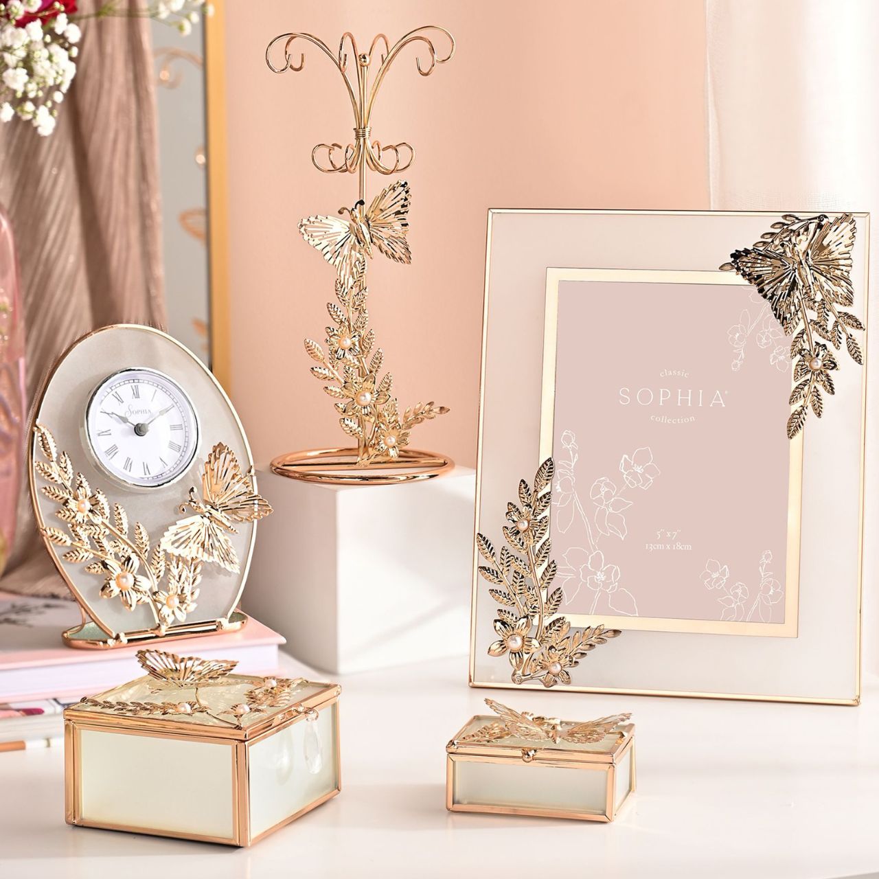 The box has a stunning gold-coloured lid with an ornate butterfly design for a touch of beauty and refinement. The combination of glass and the colour of gold means this trinket box adds a graceful touch of luxury to any dressing table or mantlepiece.