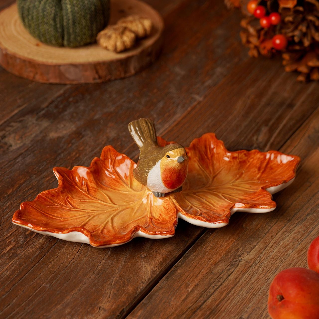 Featuring a robin perched on a textured leaf, it combines warm tones with natural charm. Perfect for holding jewellery, keys, or other small items, it’s a practical addition to dressers, side tables, or entryways.