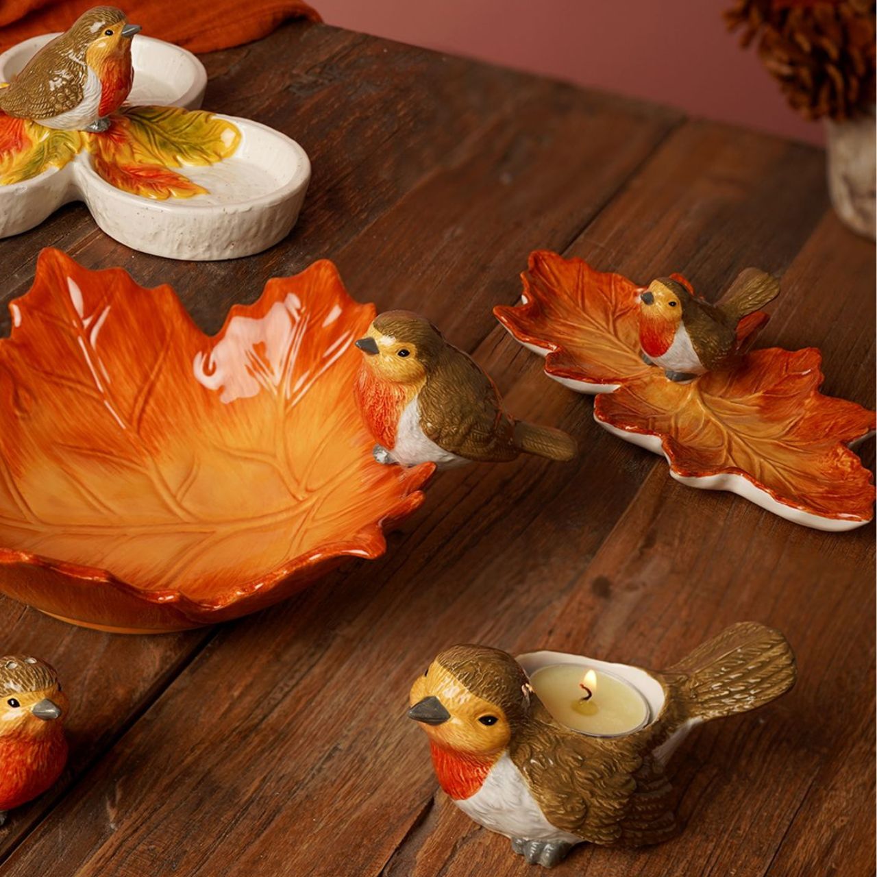 Featuring a robin perched on a textured leaf, it combines warm tones with natural charm. Perfect for holding jewellery, keys, or other small items, it’s a practical addition to dressers, side tables, or entryways.