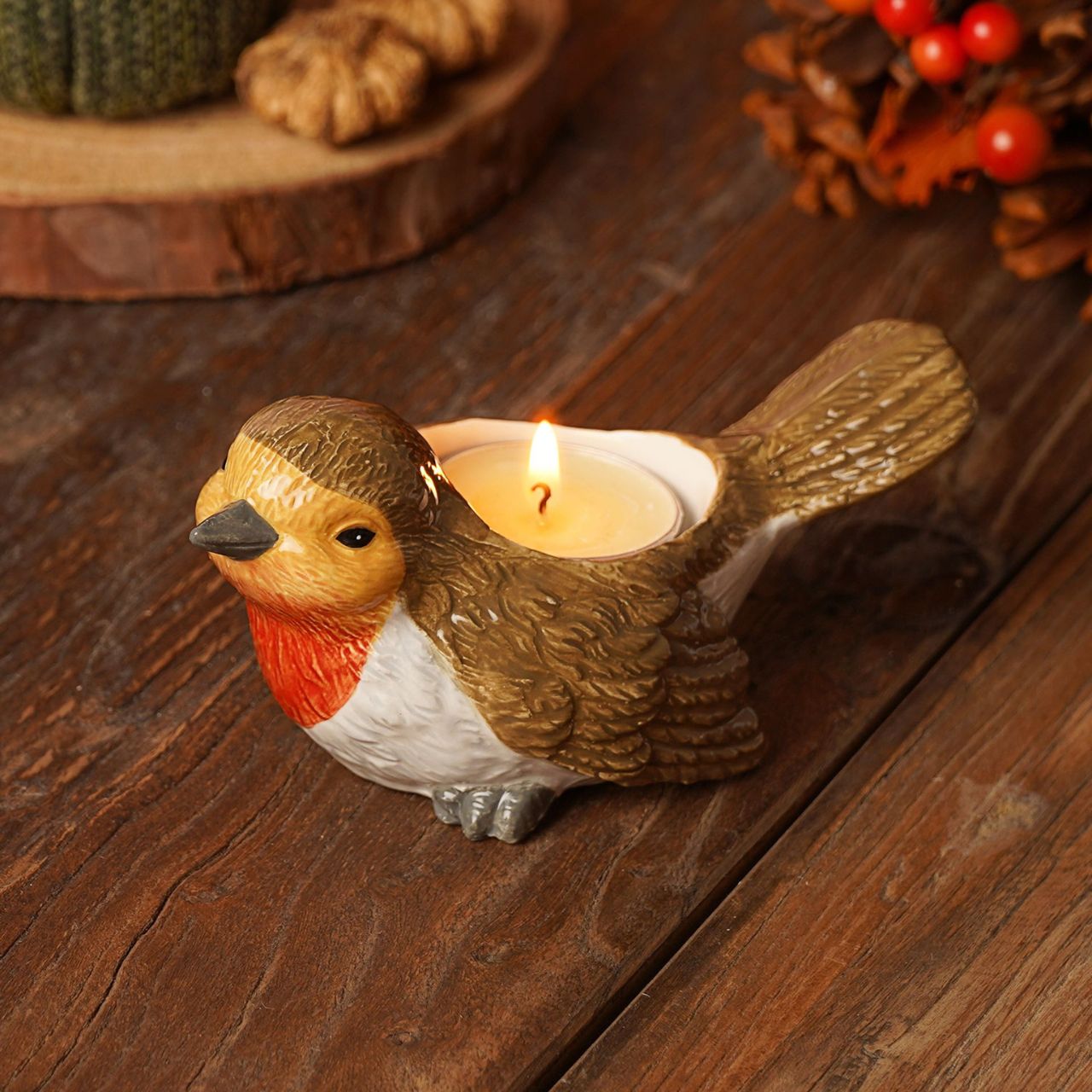 Shaped like a robin, it’s designed to hold a single tea light - ideal for autumn and winter displays. A versatile piece for mantels, shelves, or centrepieces.