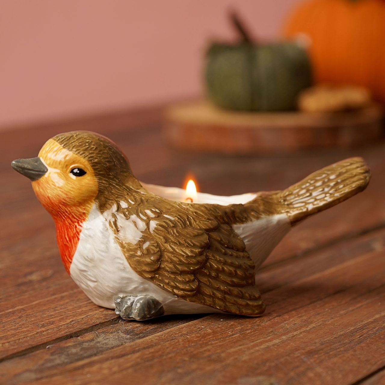 Shaped like a robin, it’s designed to hold a single tea light - ideal for autumn and winter displays. A versatile piece for mantels, shelves, or centrepieces.