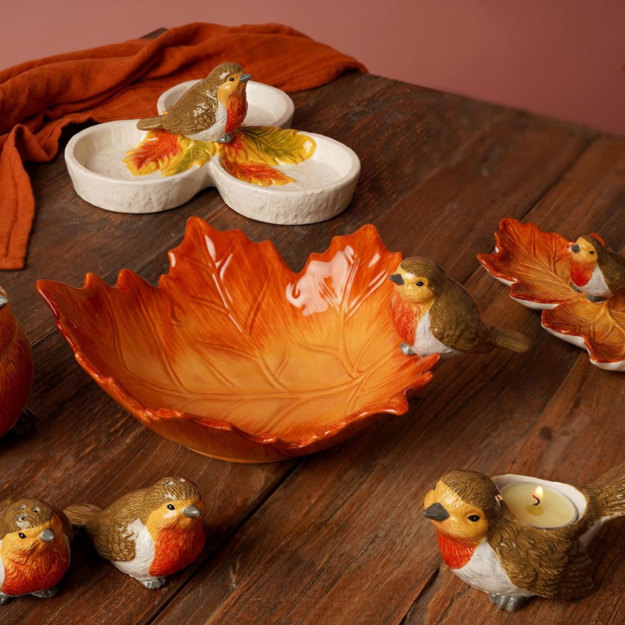 Shaped like a robin, it’s designed to hold a single tea light - ideal for autumn and winter displays. A versatile piece for mantels, shelves, or centrepieces.