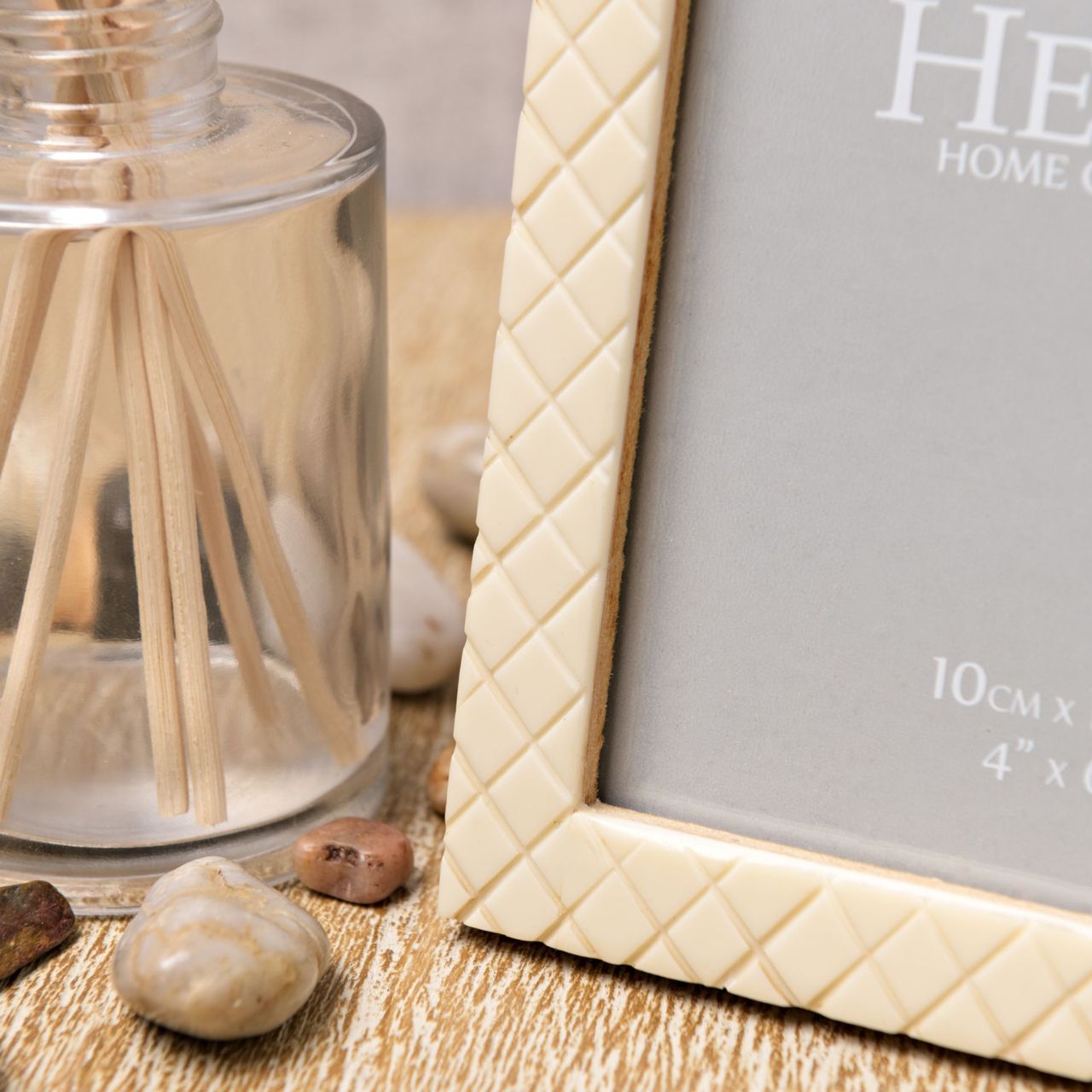 Criss Cross Carved Photo Frame 4" x 6"  Hestia Retreat Criss Cross Resin Carved Photo Frame 4" x 6"  A beautifully elegant and contemporary carved criss cross resin photo frame. From the Retreat collection - create a haven of soothing minimalism at home.