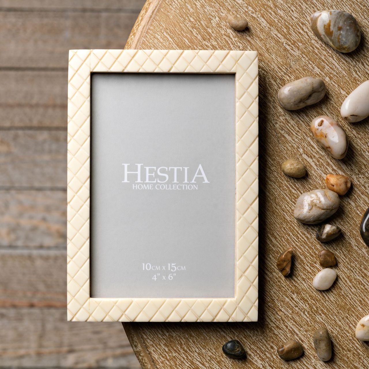 Criss Cross Carved Photo Frame 4" x 6"  Hestia Retreat Criss Cross Resin Carved Photo Frame 4" x 6"  A beautifully elegant and contemporary carved criss cross resin photo frame. From the Retreat collection - create a haven of soothing minimalism at home.