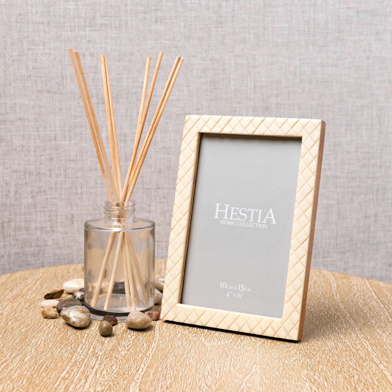 Criss Cross Carved Photo Frame 4" x 6"  Hestia Retreat Criss Cross Resin Carved Photo Frame 4" x 6"  A beautifully elegant and contemporary carved criss cross resin photo frame. From the Retreat collection - create a haven of soothing minimalism at home.