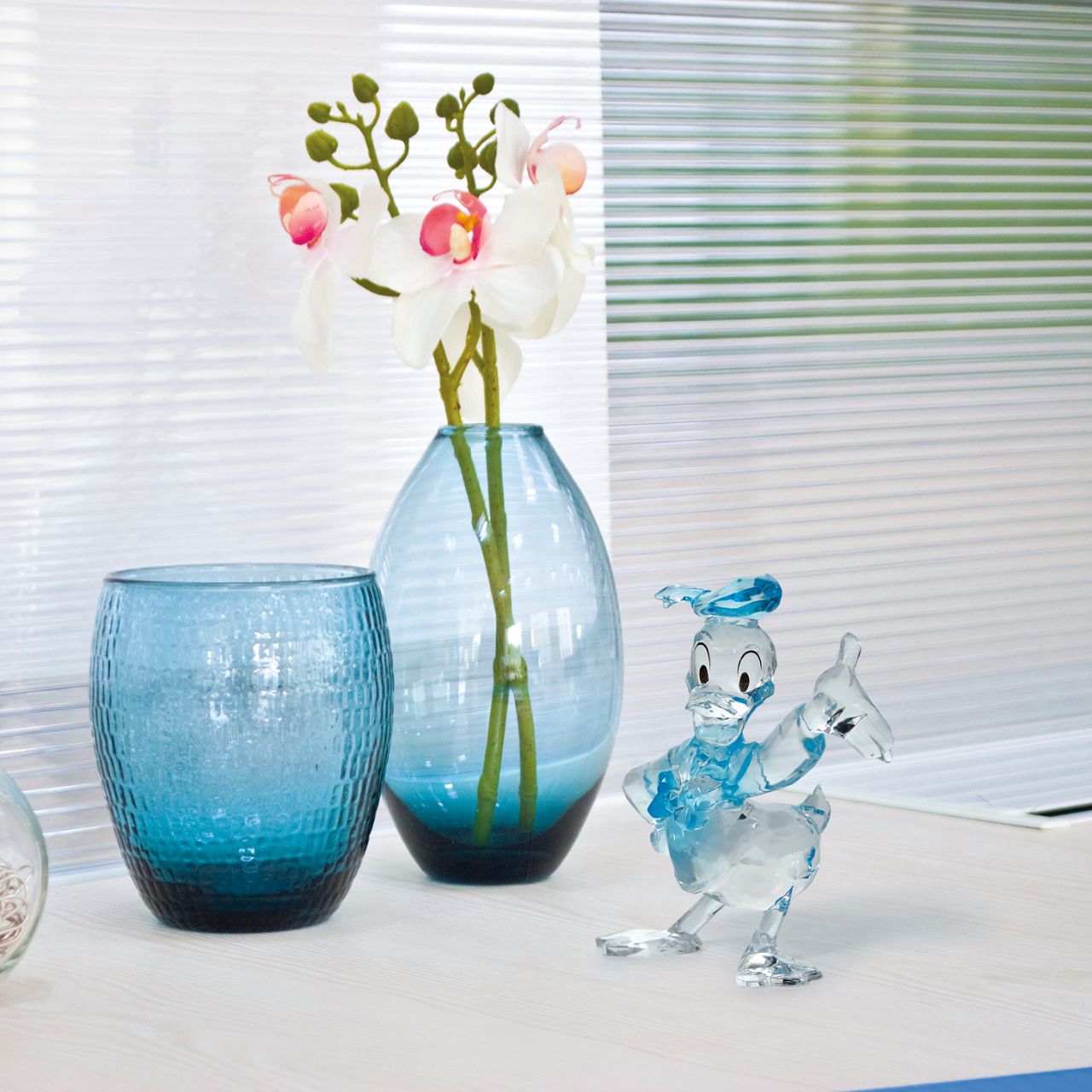 Celebrate your love for Disney with this "gem-cut" acrylic sculpture of your favourite character: Donald Duck. Donald Duck is pompous. showboating duck wearing a sailor suit, cap and a bow tie.