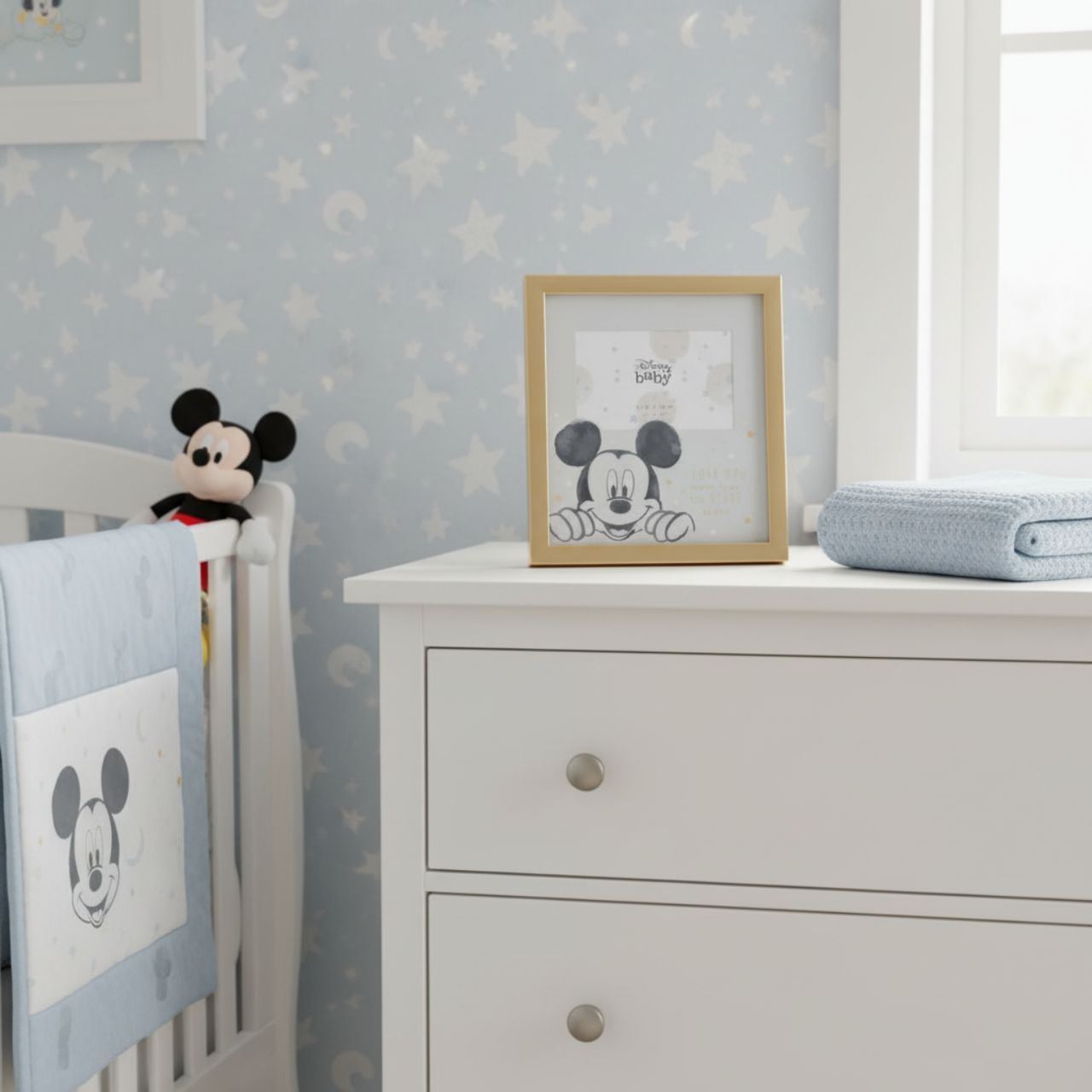 Featuring a heartfelt sentiment and timeless gold foil details, this frame makes a beautiful gift for a new parent.