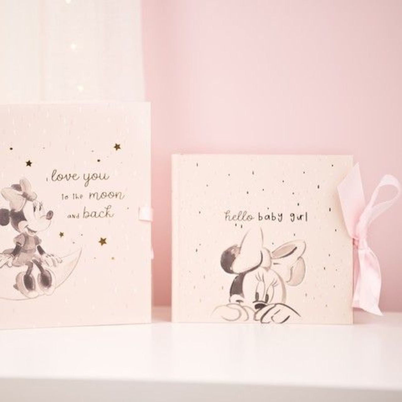 Capture the precious moments with this beautiful Minnie Mouse photo album.  Complete with gold foil details, a grosgrain ribbon and a personalisable insert page, this makes an unrivalled gift for parents-to-be.