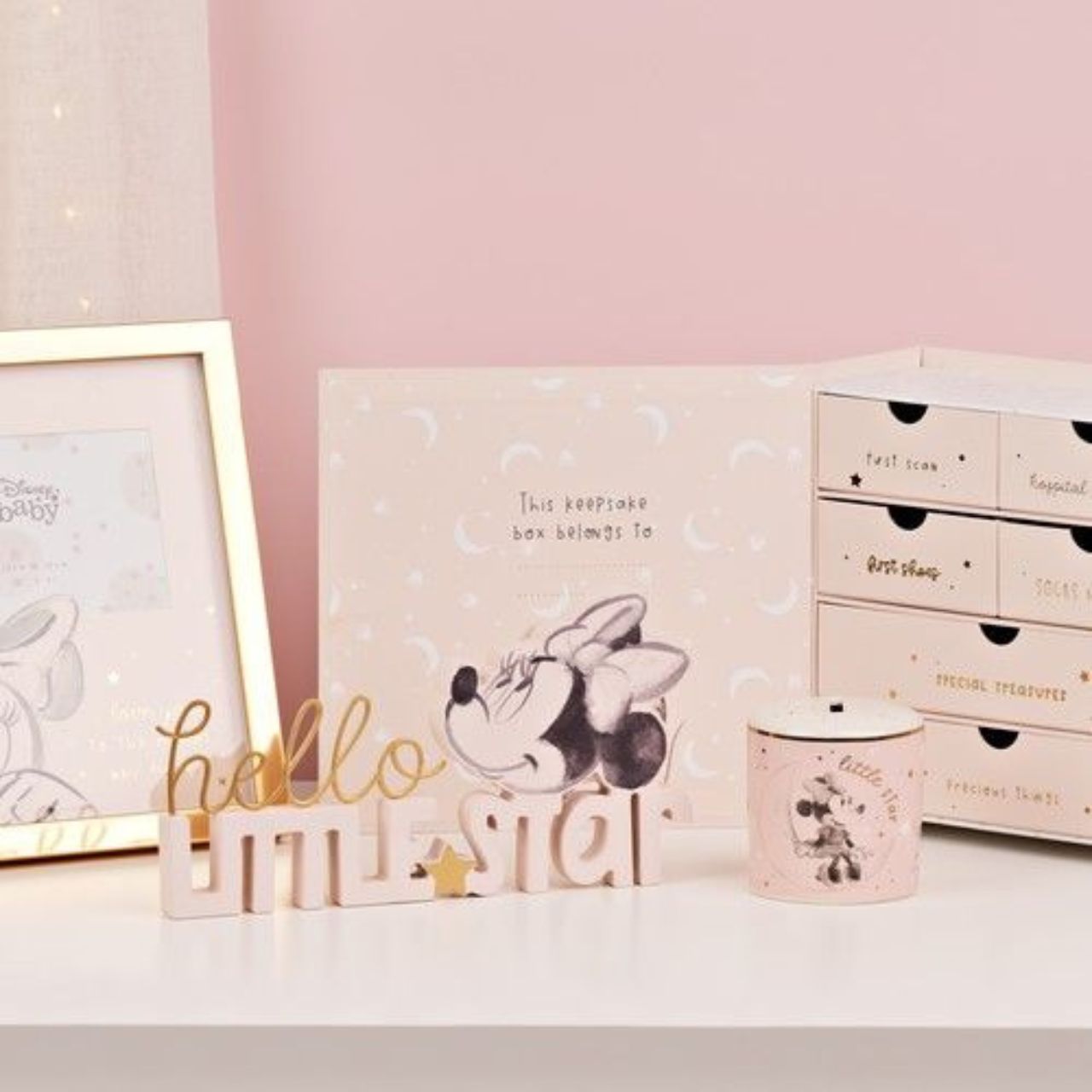 Display a favourite photo of your precious little one in this beautiful 6" x 4" photo frame.  Complete with a heartwarmng sentiment and stunning gold foil details, this frame makes a timeless gift for a new parent.
