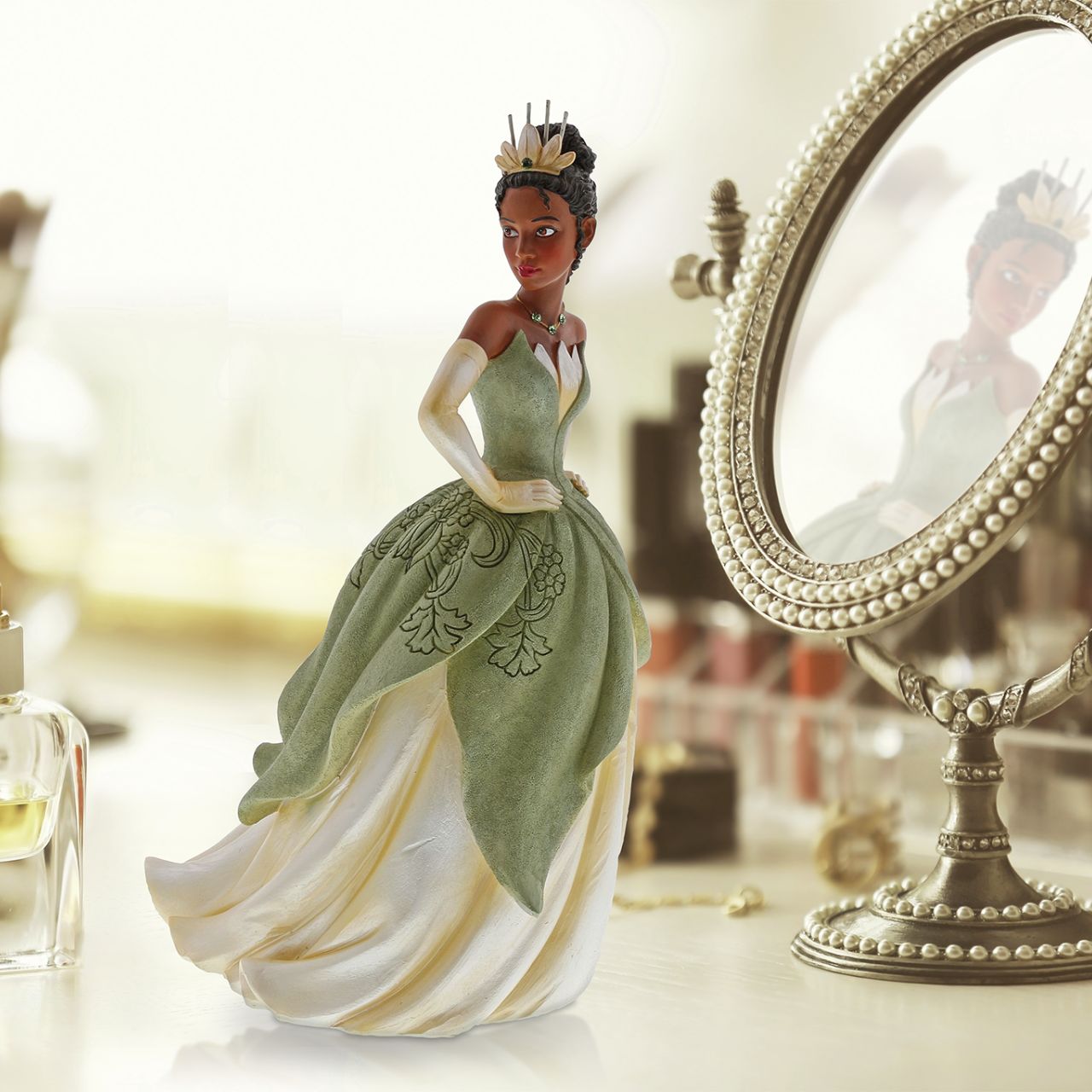 Disney Showcase celebrates the confidence, glamour, and inspiring stories of your favourite Disney Princess in a unique and empowering collection that reminds us all, dreams really do come true. The figurine is made from cast stone.