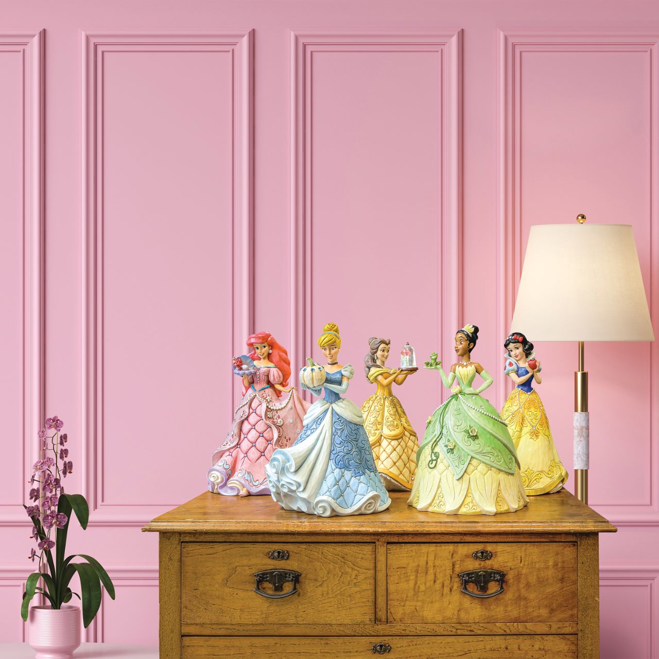 First in a Series of Deluxe figurines (The Enchanted Princess Series.) Designed by Jim Shore in celebration of Beauty and the Beast's 30th Anniversary is this striking 38.0cm Belle figurine, Belle looks stunning in her characteristic golden ball gown, embellished with pearls and swarovski crystals.