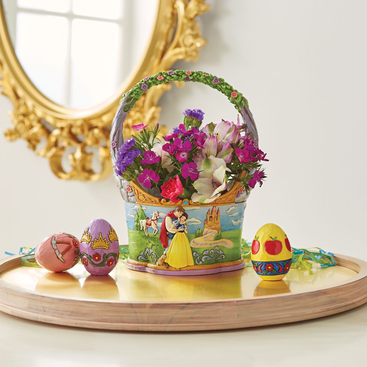 "The Tale That Started Them All " In honour of the 85th anniversary of Snow White and the Seven Dwarfs, Jim Shore crafts a dazzling Easter basket with 3 eggs showcasing the icons from the classic film in intricate detail and colour. The basket features two striking sides illustrating Snow White with her Prince and with her merry Seven Dwarfs.