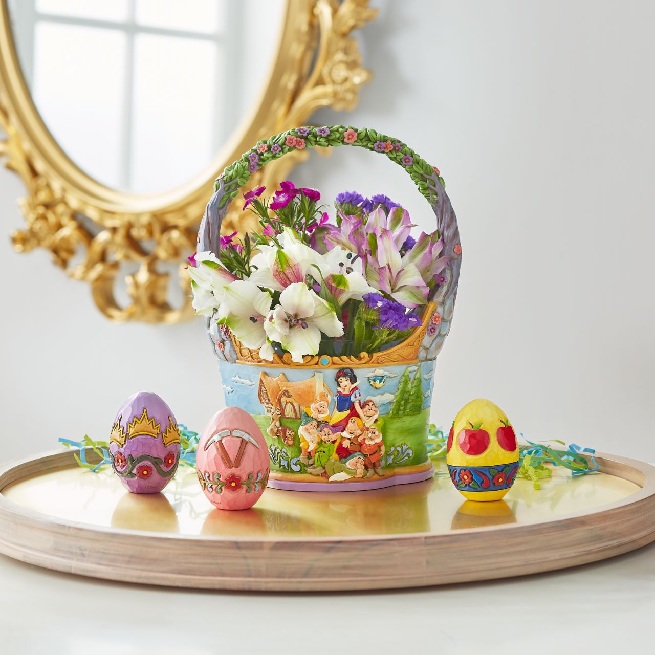 "The Tale That Started Them All " In honour of the 85th anniversary of Snow White and the Seven Dwarfs, Jim Shore crafts a dazzling Easter basket with 3 eggs showcasing the icons from the classic film in intricate detail and colour. The basket features two striking sides illustrating Snow White with her Prince and with her merry Seven Dwarfs.