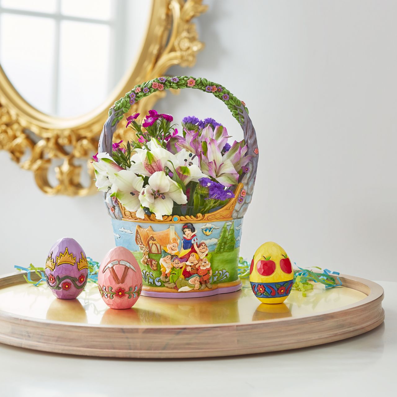 "The Tale That Started Them All " In honour of the 85th anniversary of Snow White and the Seven Dwarfs, Jim Shore crafts a dazzling Easter basket with 3 eggs showcasing the icons from the classic film in intricate detail and colour. The basket features two striking sides illustrating Snow White with her Prince and with her merry Seven Dwarfs.