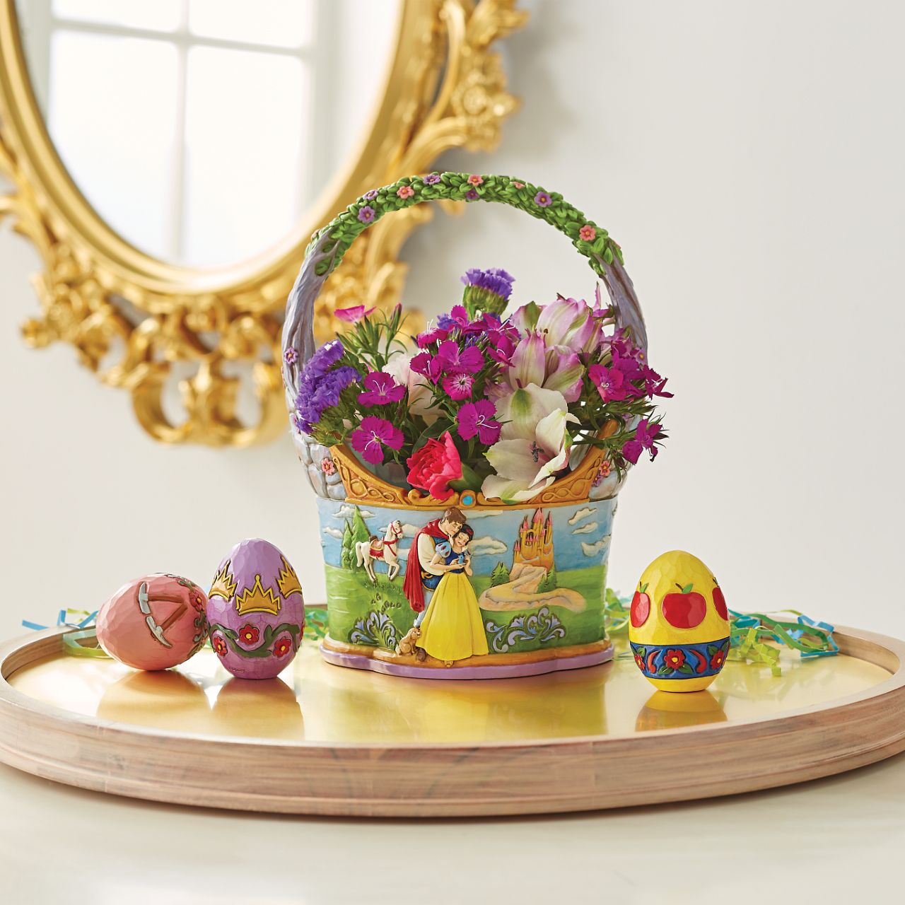 "The Tale That Started Them All " In honour of the 85th anniversary of Snow White and the Seven Dwarfs, Jim Shore crafts a dazzling Easter basket with 3 eggs showcasing the icons from the classic film in intricate detail and colour. The basket features two striking sides illustrating Snow White with her Prince and with her merry Seven Dwarfs.