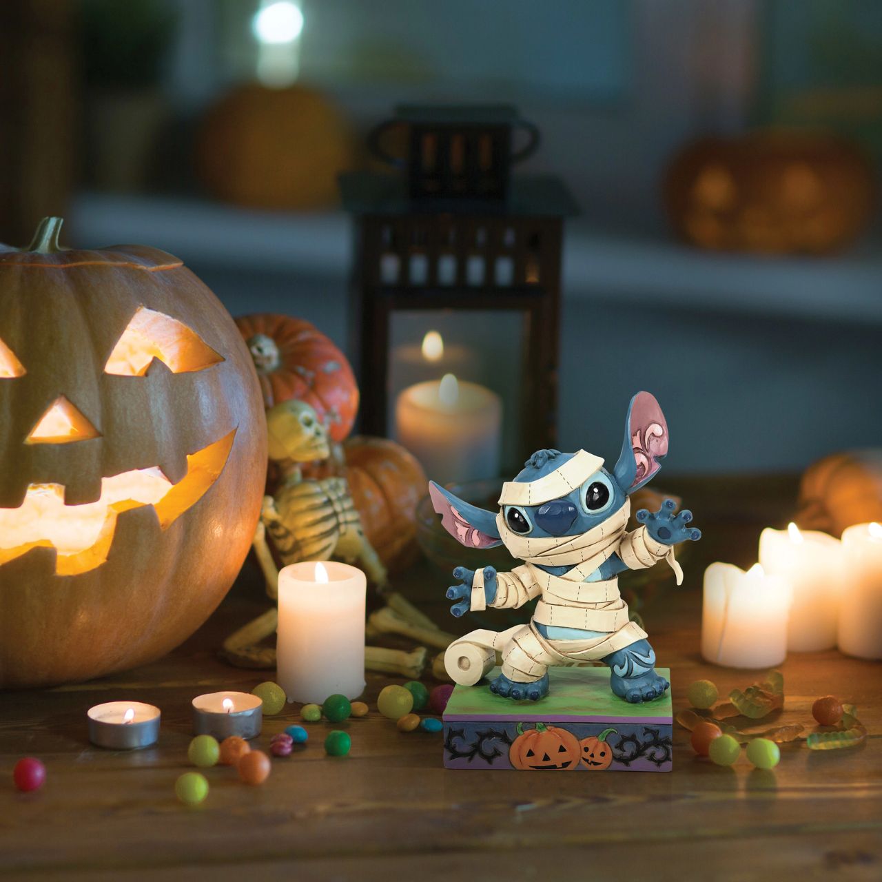 Stitch is ready for Halloween in his cute Mummy costume. The perfect spooky gift for any Disney Traditions fan. Designed by Jim Shore and hand painted.