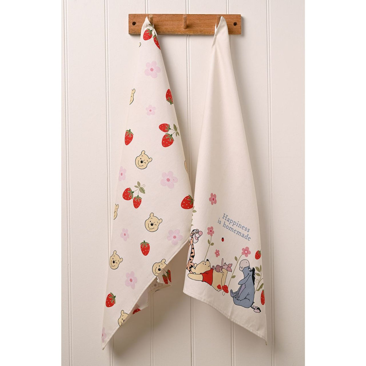 The Disney Winnie Tea Towels bring the beloved Hundred Acre Wood characters into the heart of the kitchen with a design that balances nostalgic charm and everyday practicality.