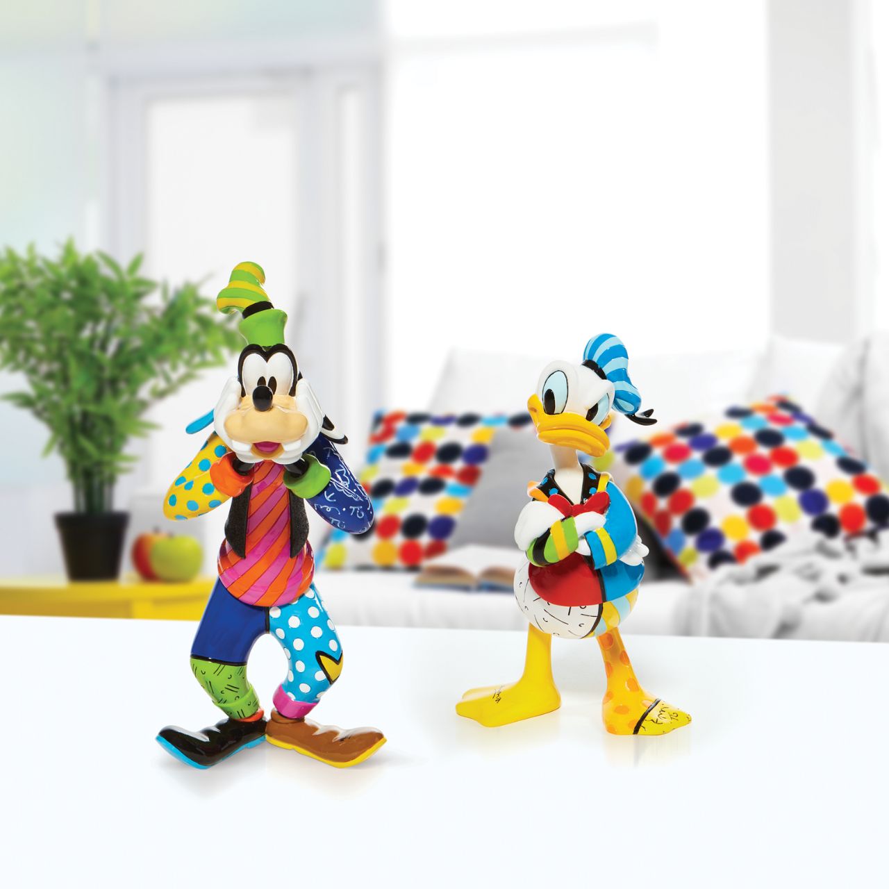Redesigning the classic character Donald Duck, the bird pouts with flashy feathers. With bold colour and compelling pattern, contemporary pop artist Romero Britto captures the fun and whimsy of Disney.