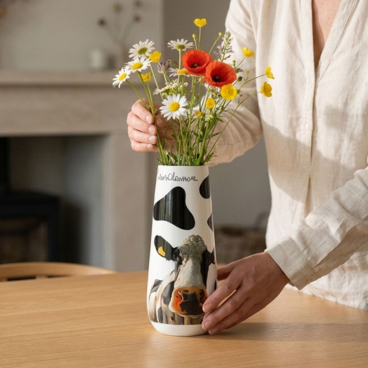 Tinahely Girl adorns this Curved Vase from Eoin O'Connor. Made from New Bone China and presented in a beautiful cow print gift box.