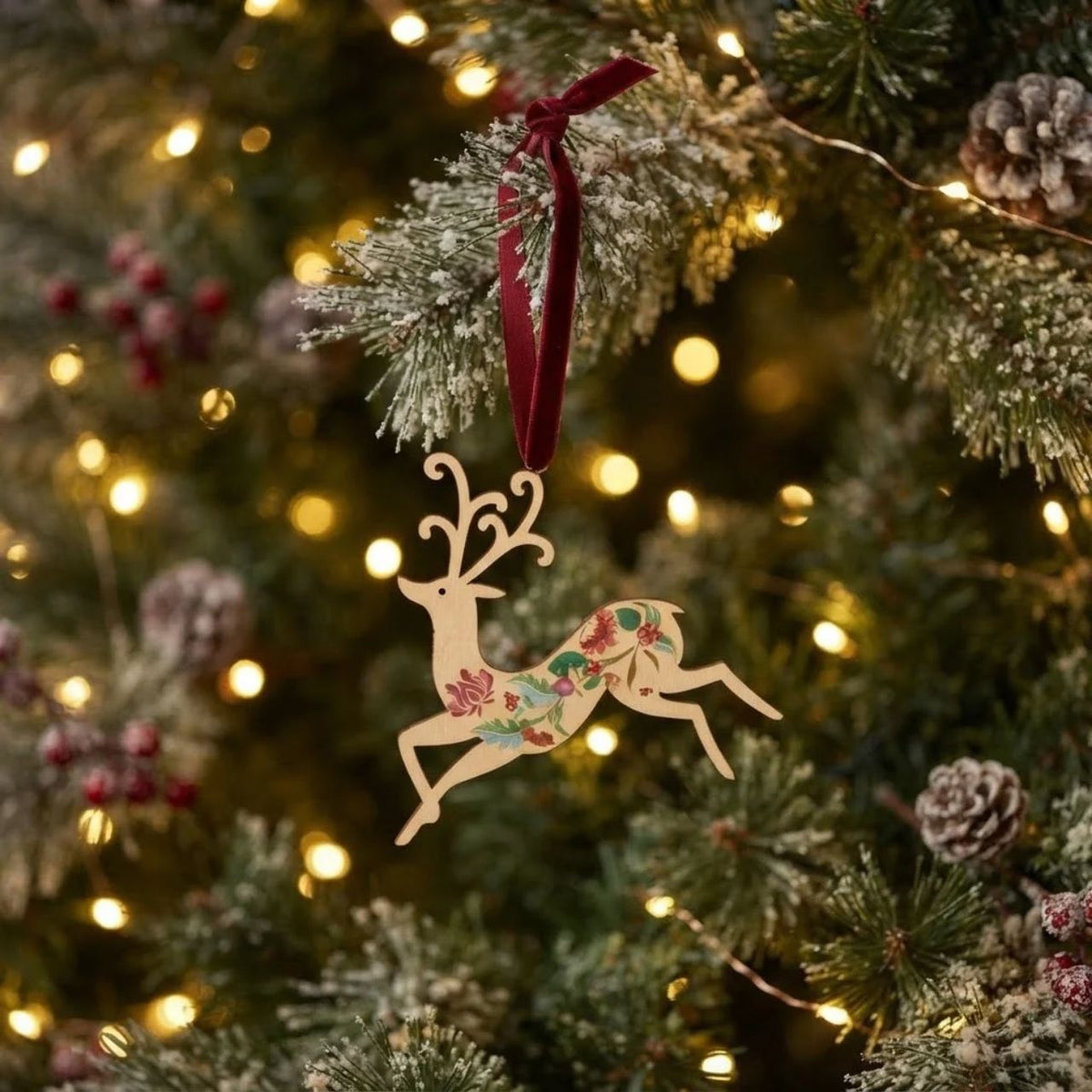 Gisela Graham Floribunda Wood Stag Christmas Hanging Ornament, available in Red, Green or Gold. This charming decorative piece brings festive elegance to your tree with its detailed stag design. Crafted from tin, it features an intricate floribunda pattern that catches the light beautifully. Perfect for collectors and those seeking a sophisticated seasonal accent.