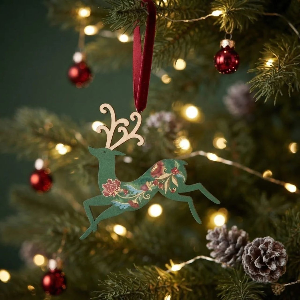 Gisela Graham Floribunda Wood Stag Christmas Hanging Ornament, available in Red, Green or Gold. This charming decorative piece brings festive elegance to your tree with its detailed stag design. Crafted from tin, it features an intricate floribunda pattern that catches the light beautifully. Perfect for collectors and those seeking a sophisticated seasonal accent.