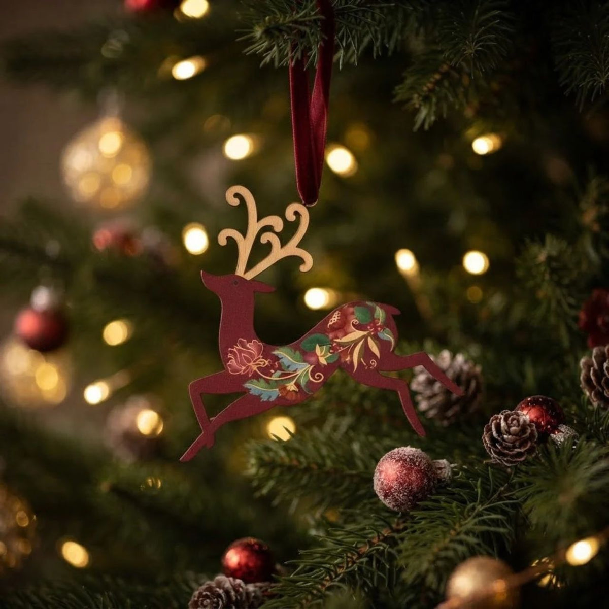 Gisela Graham Floribunda Wood Stag Christmas Hanging Ornament, available in Red, Green or Gold. This charming decorative piece brings festive elegance to your tree with its detailed stag design. Crafted from tin, it features an intricate floribunda pattern that catches the light beautifully. Perfect for collectors and those seeking a sophisticated seasonal accent.