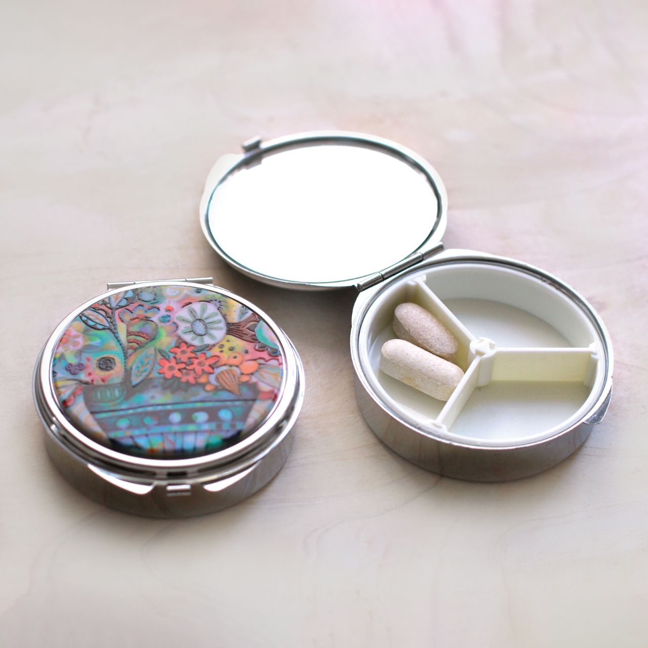 ﻿Michelle Allen Flower Blast Trinket Box  This lightweight and durable Flower blast trinket box makes a splendid gift for a friend or yourself. They are the perfect size to fit in any purse, make-up bag, carry on, or backpack.