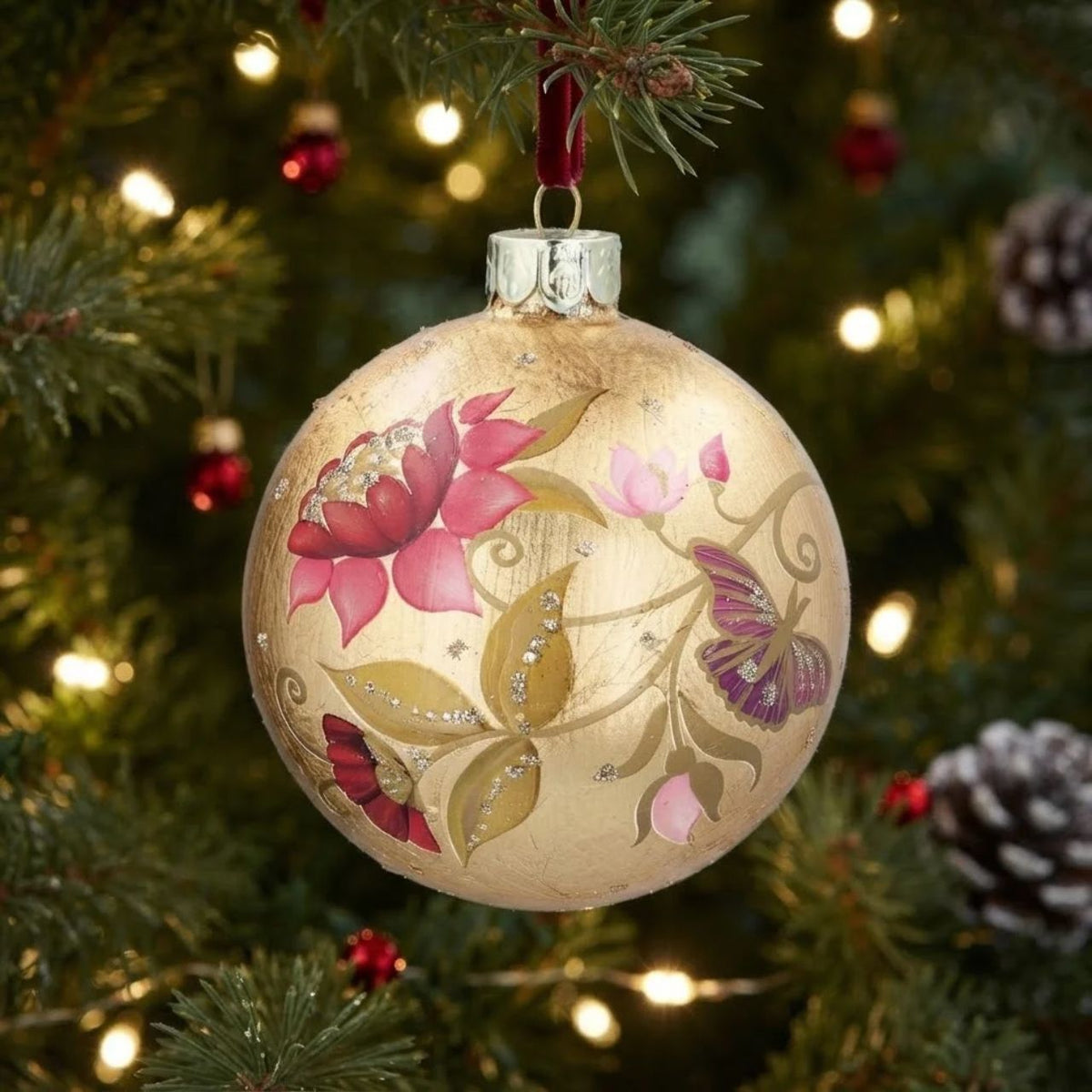 Bring festive elegance to your tree with this stunning Gisela Graham Fuchsia & Gold Leaf Floribunda Glass Bauble. Hand-crafted from 100% glass, this ornament features delicate fuchsia tones complemented by shimmering gold leaf detailing inspired by the charming floribunda flower.