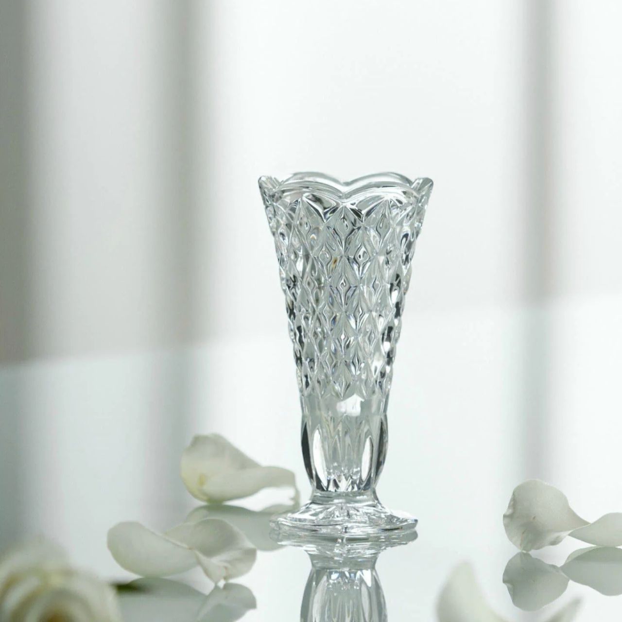 This traditional collection is inspired by the medieval “Ashford Castle” located on the Mayo-Galway border. This finely cut collection is linked very closely with medieval times and inspired by the scenery in Ashford.