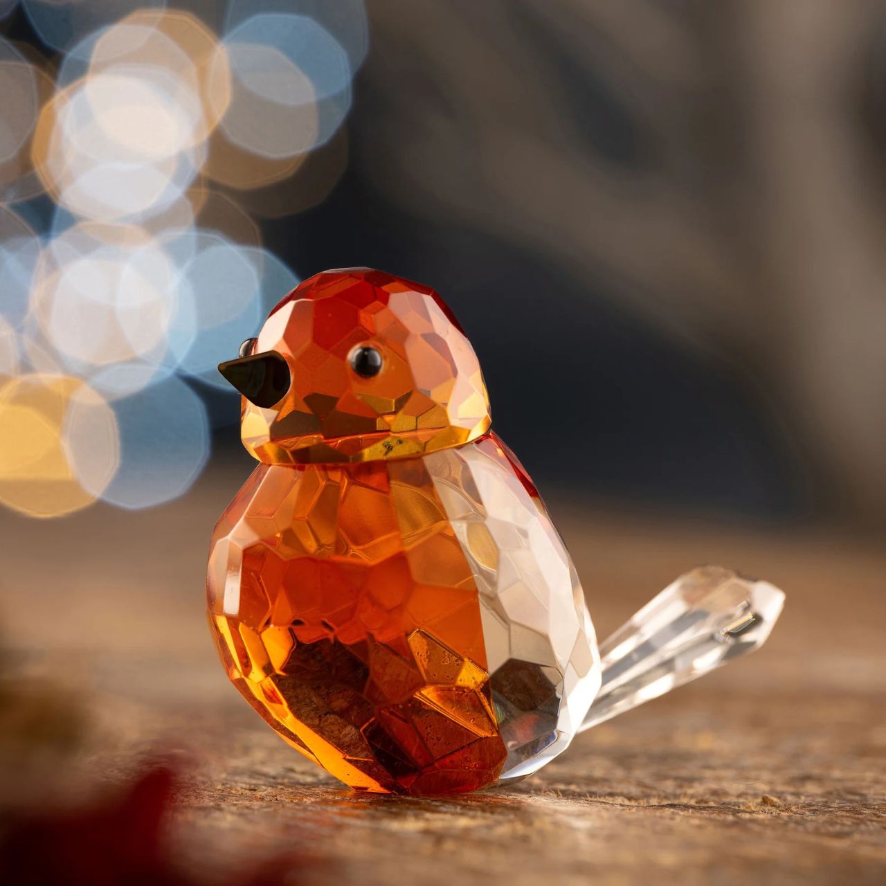 Add festive elegance to your holiday décor with this delicate and sparkling crystal Robin figurine. Its intricate design makes it an ideal seasonal accent piece.
