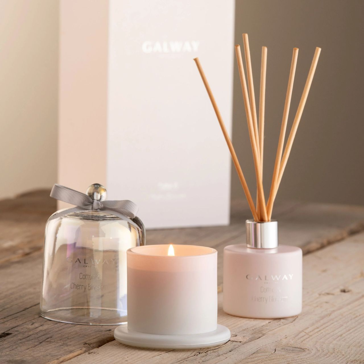 Fresh top notes of citrus &amp; coriander are contrasted with a delicate blend of floral notes including rose, jasmine iris, and lily. Tied together with base notes of guaiac wood, amber, vanilla, and tonka bean to create a complex yet soft fragrance.