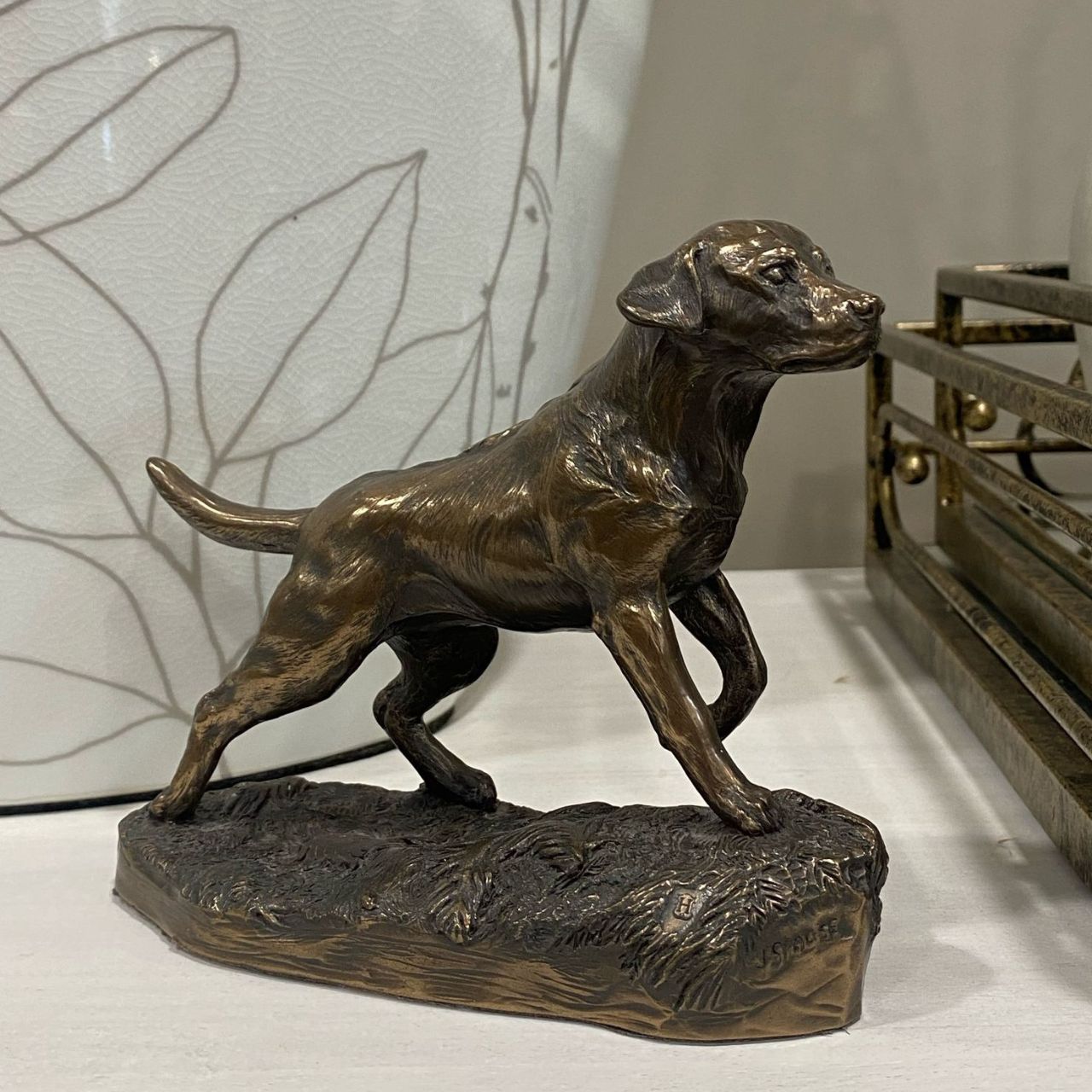 A beautiful piece of bronze sculpture depicting a Labrador.