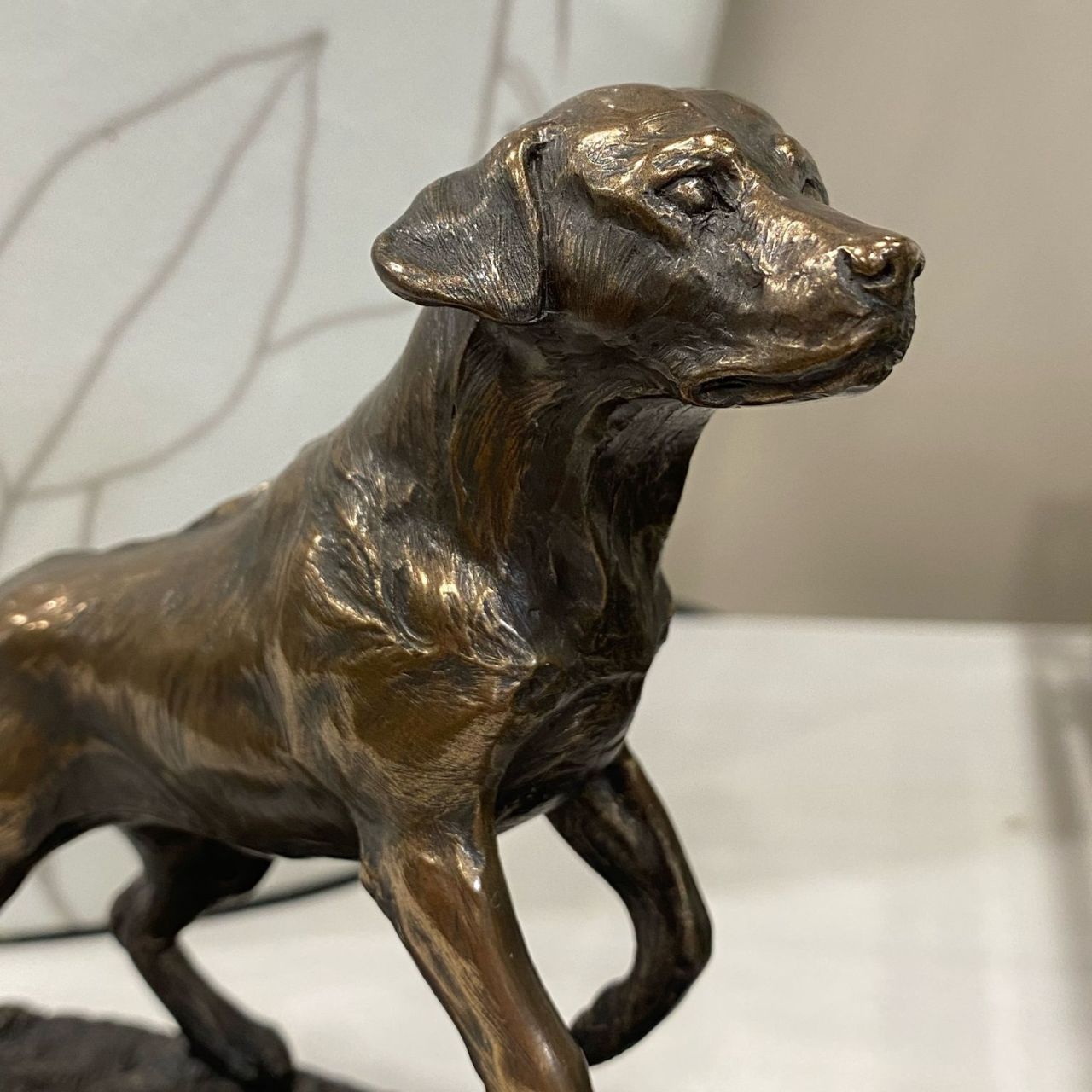 A beautiful piece of bronze sculpture depicting a Labrador.