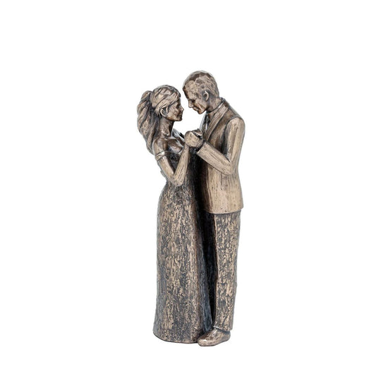 Romantic sculpture of a couple very much in love. This beautiful sculpture is made with wonderful attention to detail and would make a fantastic gift for a loved one.
