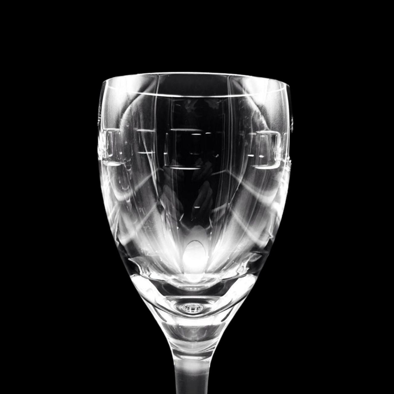 Waterford Crystal John Rocha Geo White Wine Glass Single  John Rocha Geo White Wine glass for Waterford. Featuring a dynamic geometric motif on brilliant crystal, John Rocha's Geo collection epitomises his design style, evoking simple elegance and a contemporary vision.