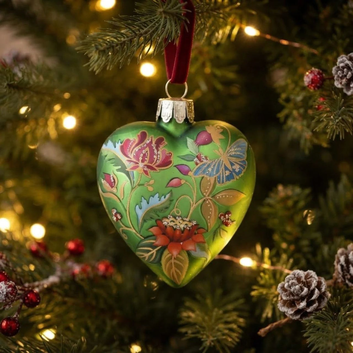 Bring festive elegance to your tree with this charming Gisela Graham heart-shaped glass bauble. Finished in a sophisticated matt apple green, the delicate floribunda design adds timeless appeal to any Christmas display.