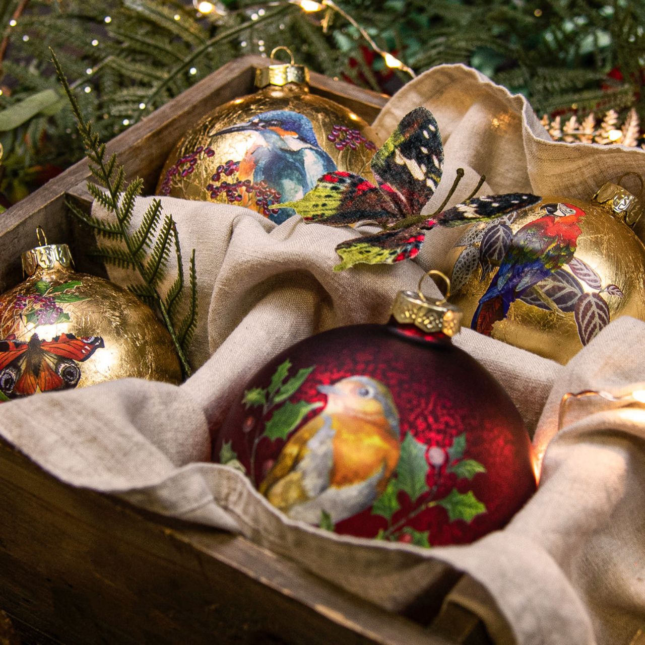 Gisela Graham Christmas Baubles - Antique Red with Robin Large  This Gisela Graham Christmas Baubles is perfect for your festive holiday décor. Featuring an Antique Red glaze and a beautiful painted Robin design, these classic decorations will bring a subtle elegance to your tree this season.