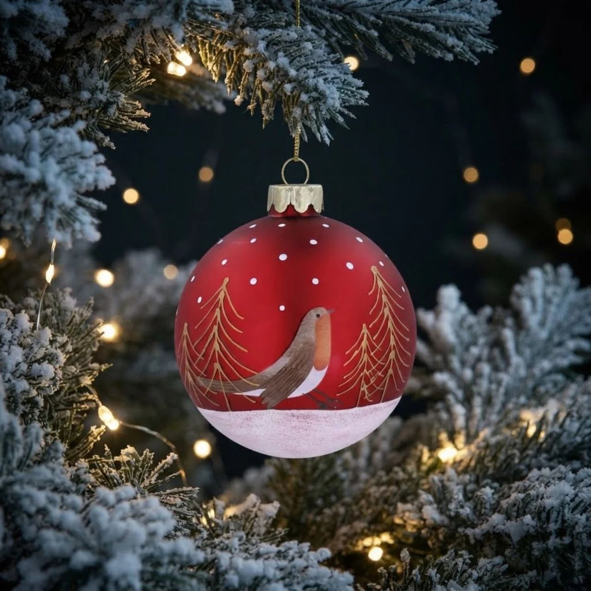 Elevate your holiday décor with the Gisela Graham Christmas Glass Bauble in matt red, featuring a charming robin and delicate tree motifs.