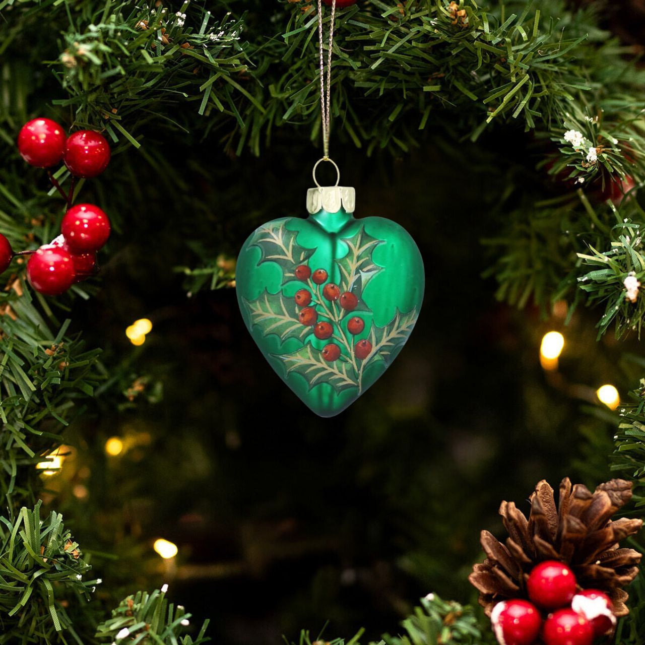 Elevate your holiday decor with the Gisela Graham Matt Forest Green Heart Bauble. Featuring a refined matte finish adorned with delicate holly details, this elegant glass ornament brings a timeless charm to your Christmas tree.