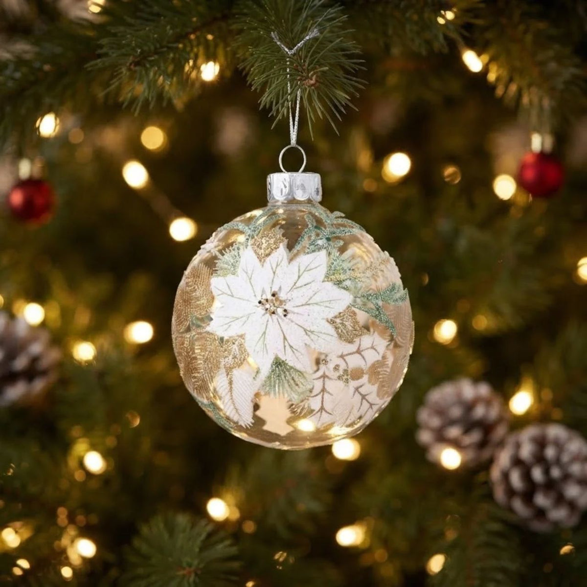 Elevate your festive décor with this stunning Gisela Graham White Poinsettia Spray Clear Glass Bauble. Featuring white poinsettia detailing against pristine clear glass, this 8cm ornament captures the elegance of the holiday season.