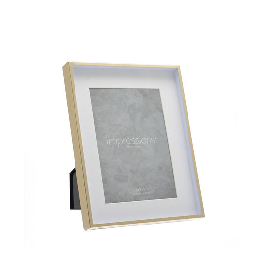 This classic frame complements traditional and modern home decors in equal measure.