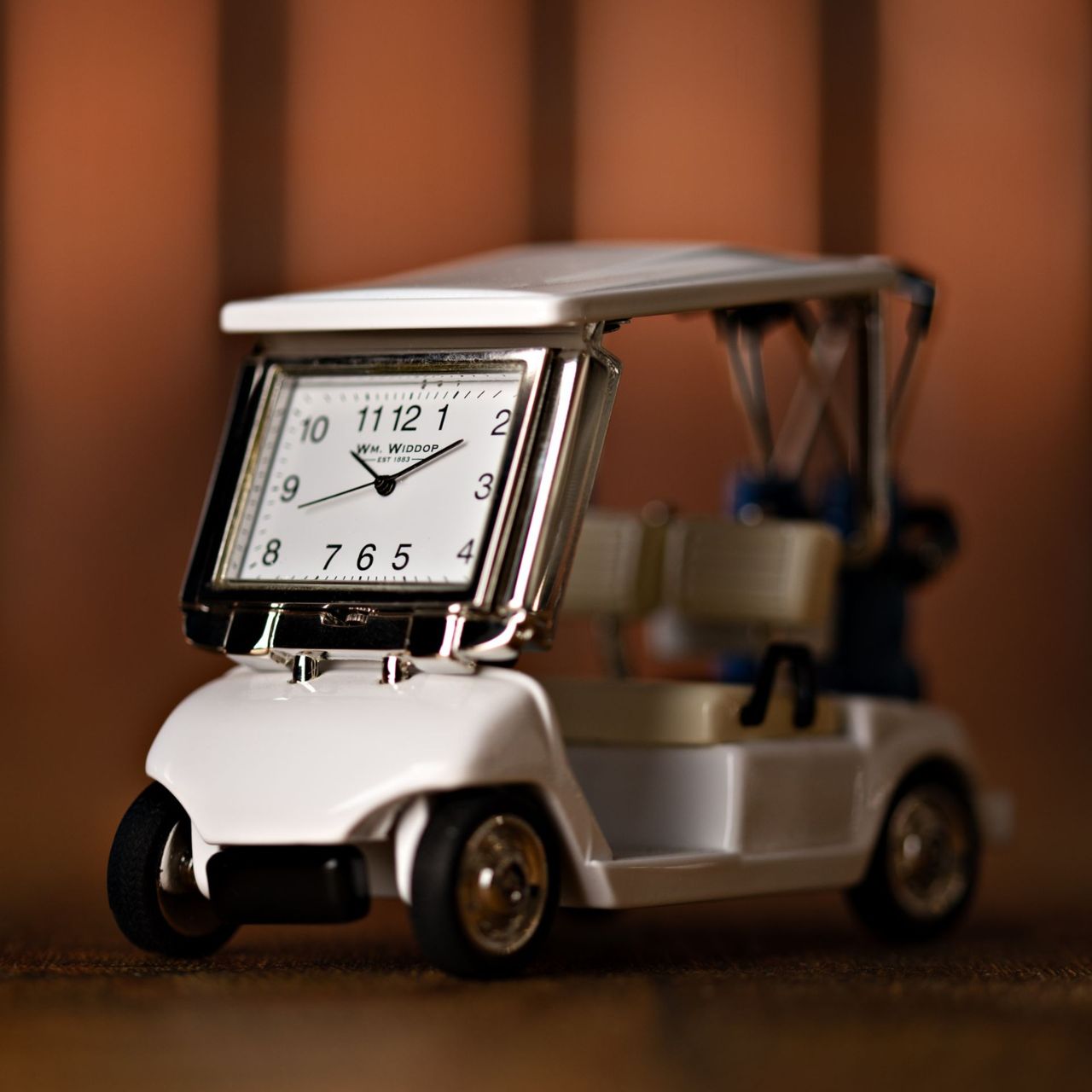 This distinct gold buggy clock has a lasting style that would complement any bedside table or living room mantelpiece.