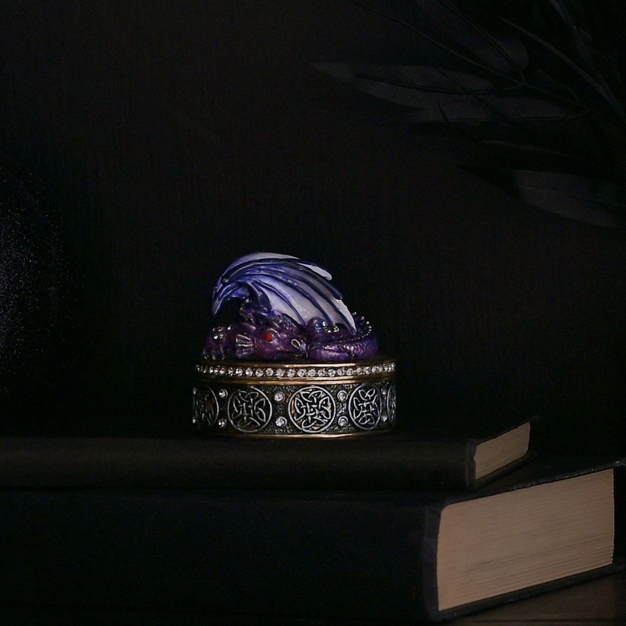 This majestic jewellery box captures the mythical world of dragons for those obsessed with fantasy.