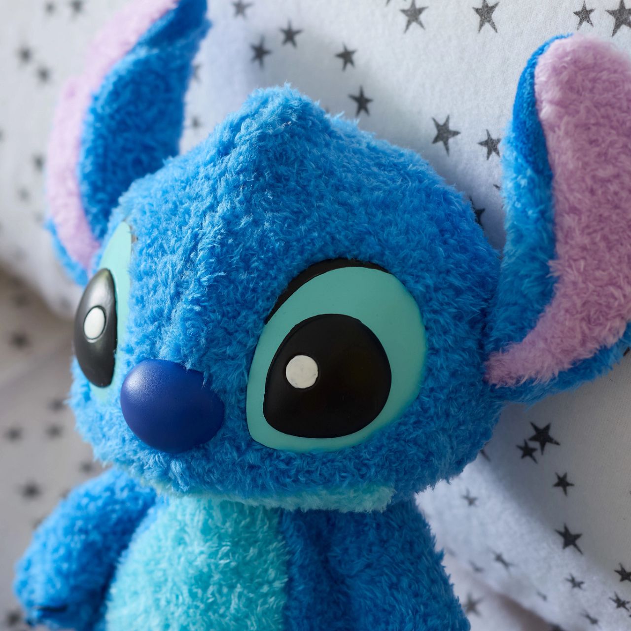 This free-standing Fluffy Stitch figurine is the perfect gift for any Disney fan. With his poseable arms and head, he will be the pride of place of any collection.
