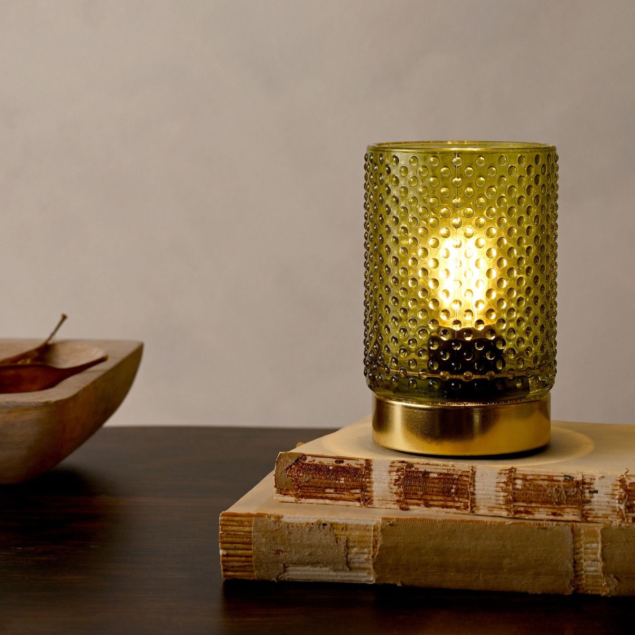 This stylish contemporary glass LED light will make a gorgeous addition to any contemporary home. With its modern glass aesthetic, it will look perfect on a mantlepiece, coffee table, or bedside table.