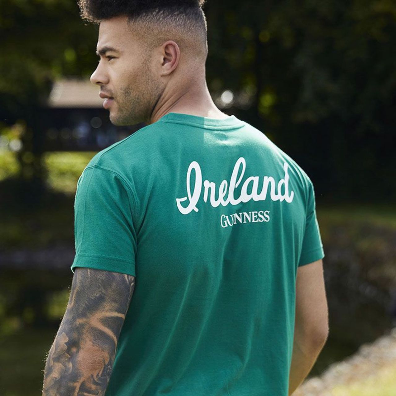 This Green crew neck T-shirt is part of the Guinness Official Merchandise Collection. It showcases the iconic toucan, widely recognized as the most iconic advertising symbol for Guinness.