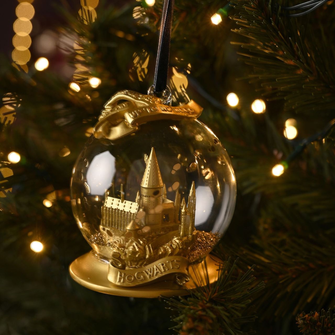 The Warner Bros Harry Potter Alumni LED Collectable Bauble - Hogwarts is a mesmerizing ornament featuring a miniature Hogwarts.