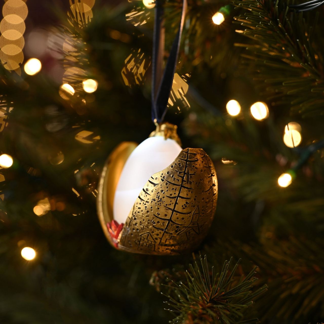 Step into the magical world of Hogwarts with the Warner Bros Harry Potter Alumni LED Hanging Decoration - Golden Egg.