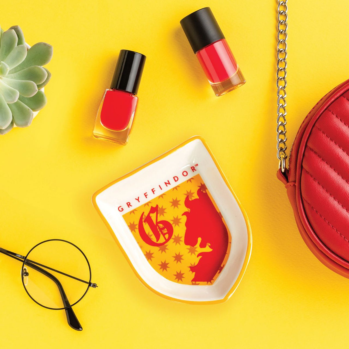 Show your house pride with the Gryffindor Trinket Dish from the Wizarding World of Harry Potter collection. Made from high quality cast stone and finished with a decal, this will be a must-have piece for any collectible of Magical memorabilia.